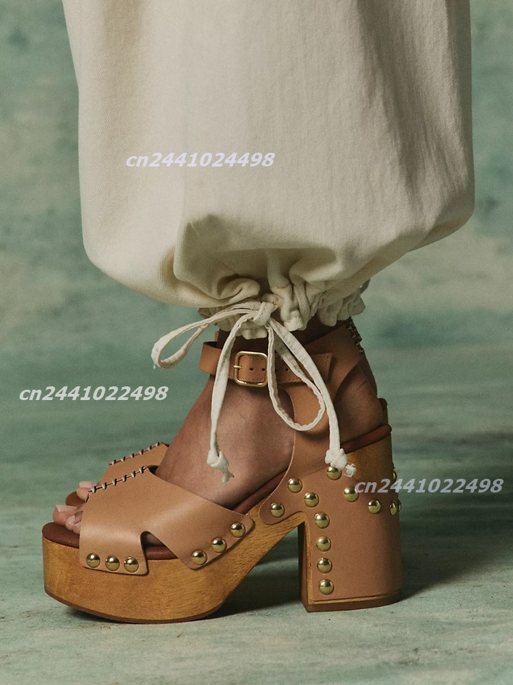 Geta Wooden Sandal - รองเท้าส้นตึกไม้แบบเปิดหน้าเท้าสำหรับผู้หญิง, ด้านบนเป็นแบบเจาะรู, สายรัดข้อเท้าพร้อมหัวเข็มขัดโลหะ, พื้นรองเท้าไม้หนา